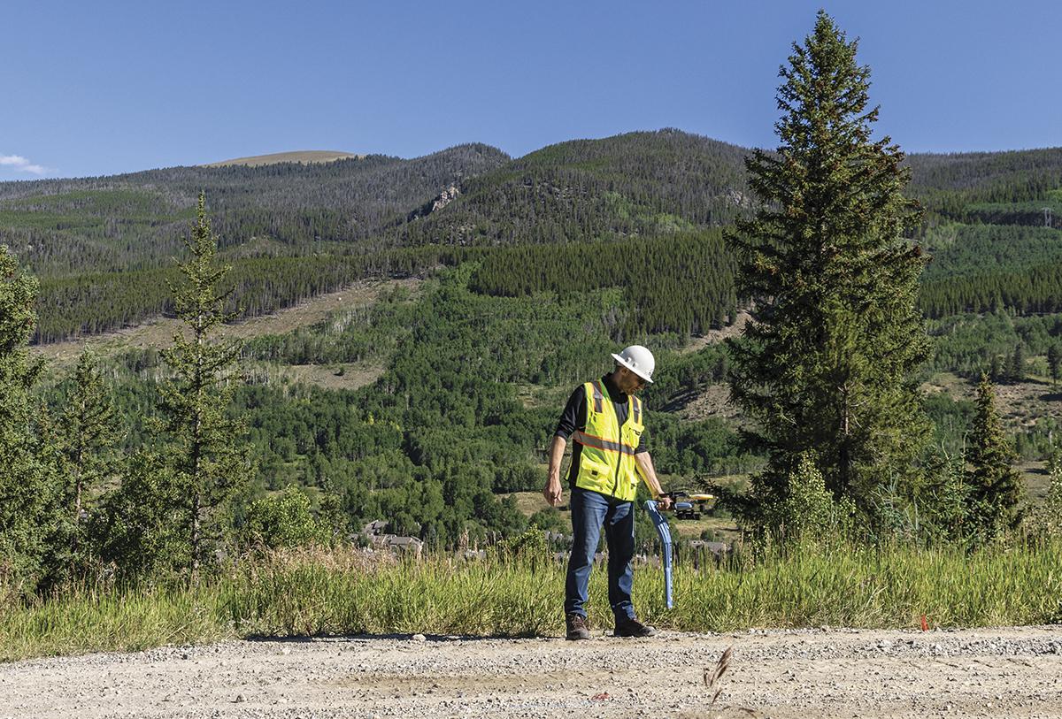 RadioDetection RD8200SG FCC KIT Locator with Li-Ion Battery Pack, Mains Charger, USB-C Lead, Bag, Phone Holder